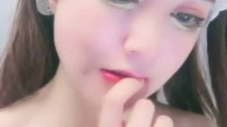 大学生莱利第一次玩假阳具