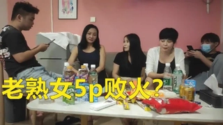 Jade Niles的大胸部在牛仔姿势中弹跳