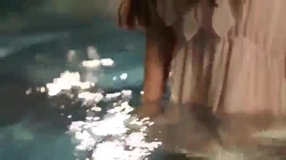 年纪不大长发嫩妹居家果聊,青春感十足,这就是年轻人的味道