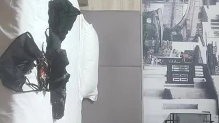 感性的夏洛特·萨特支配并与一个年轻人做爱