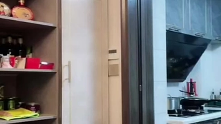 露脸身材黑丝情趣内衣的骚妹子，两个大奶子衬托出来很性感，吃完