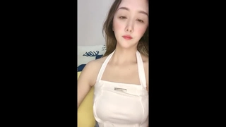 在帮我拍照片的同时，他无法抗拒我的大屁股，真的很努力地操我！ 第1部分