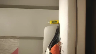 大学生在酒店房间里测试她的深喉技巧
