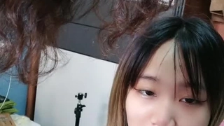 少女在早上接受激情的按摩和中出