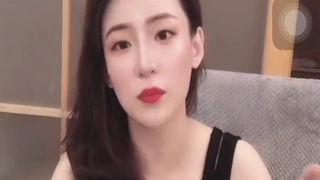 少女荡妇骑着她的继父的阴茎,并让她的屁股被操