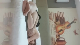 年轻女孩在高清视频中给一个年长的男人口交